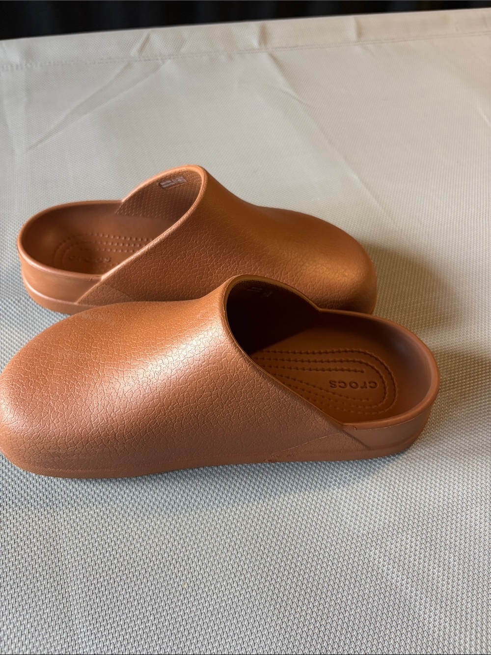 CROCS dylan Clogs in Chestnut Brown wms sz 6 like new - Picture 7 of 7